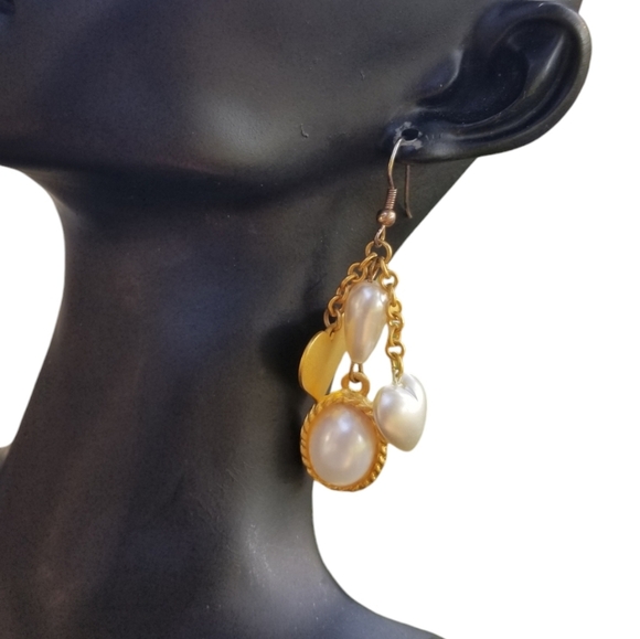 VINTAGE GOLDTONE HEARTS & FAUX PEARL CHARMS DROP STYLE HOOK EARRINGS - Picture 3 of 4